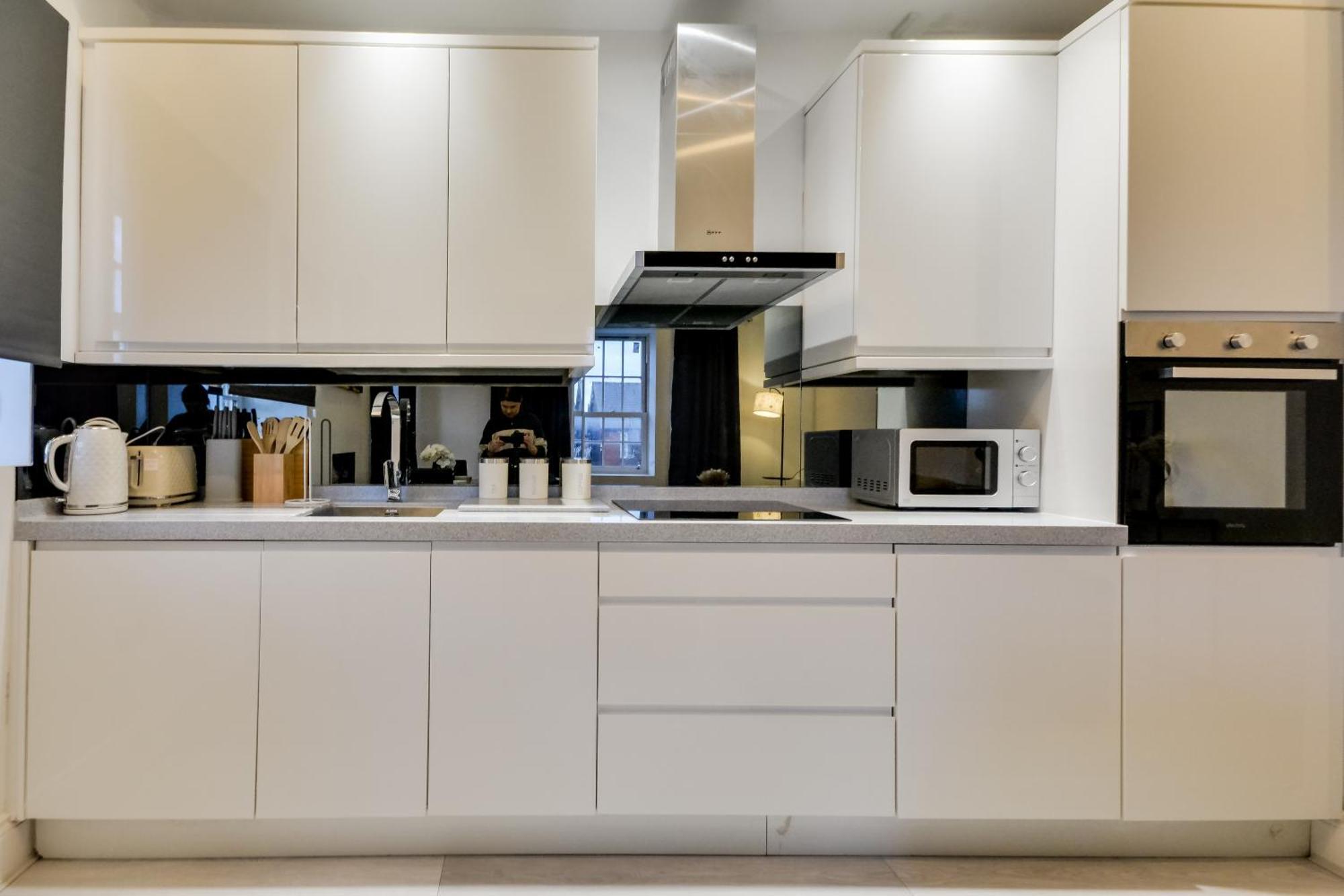 Spacious Three Bedroom Sleeps 7 Secured Free Parking