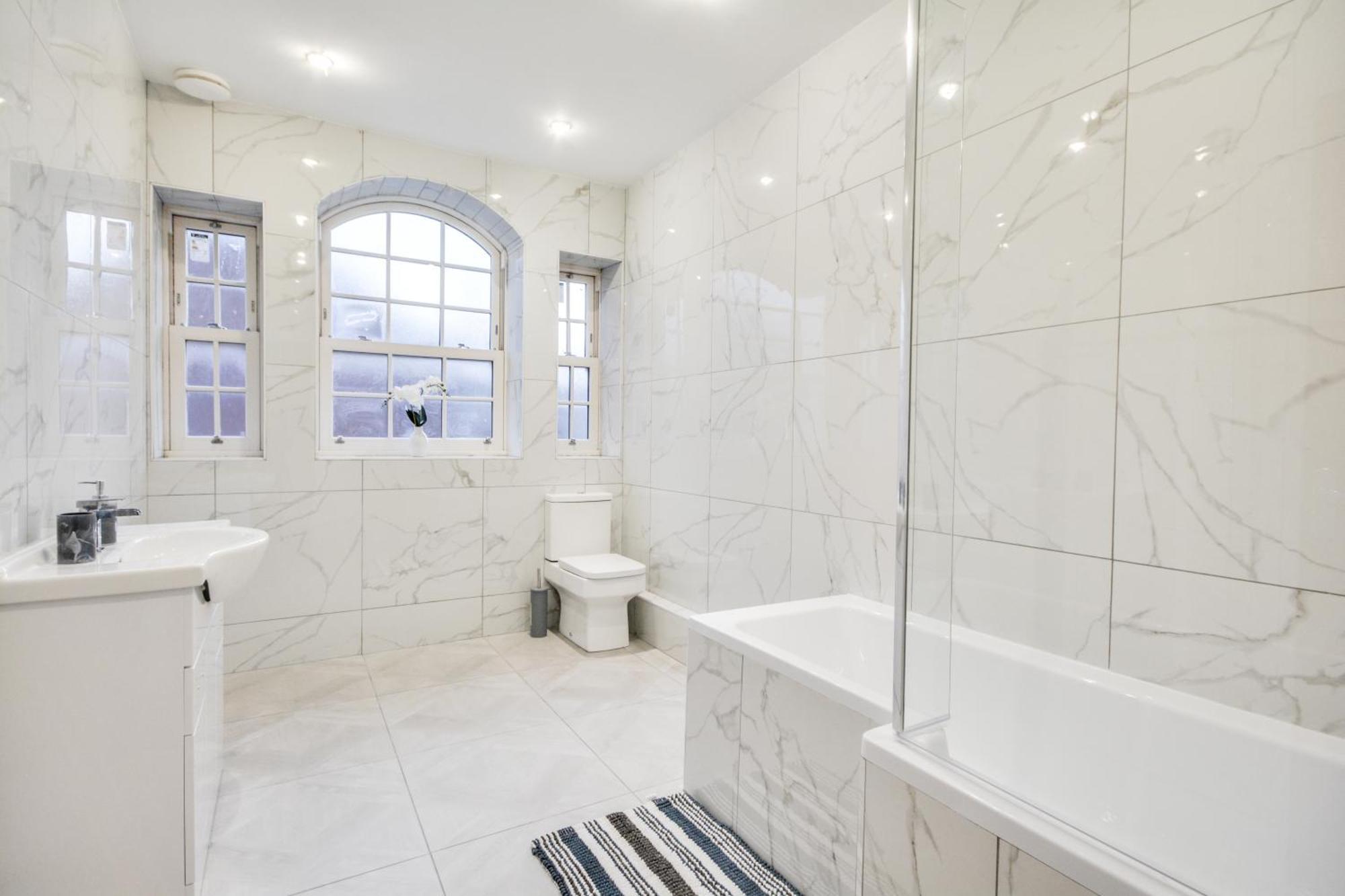Spacious Three Bedroom Sleeps 7 Secured Free Parking *