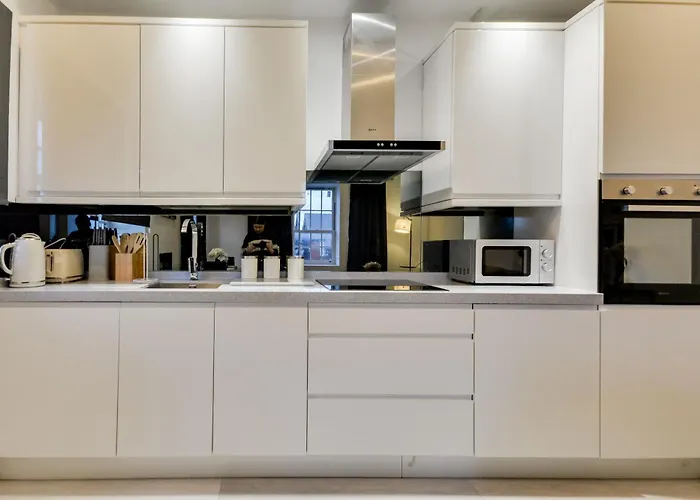 Spacious Three Bedroom Sleeps 7 Secured Free Parking