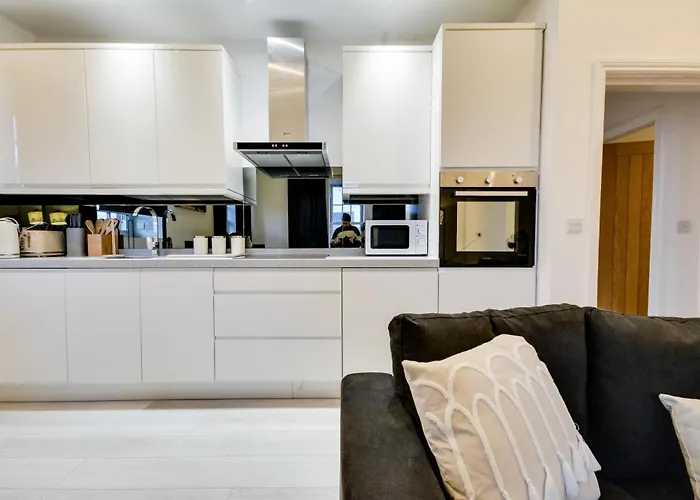 Spacious Three Bedroom Sleeps 7 Secured Free Parking