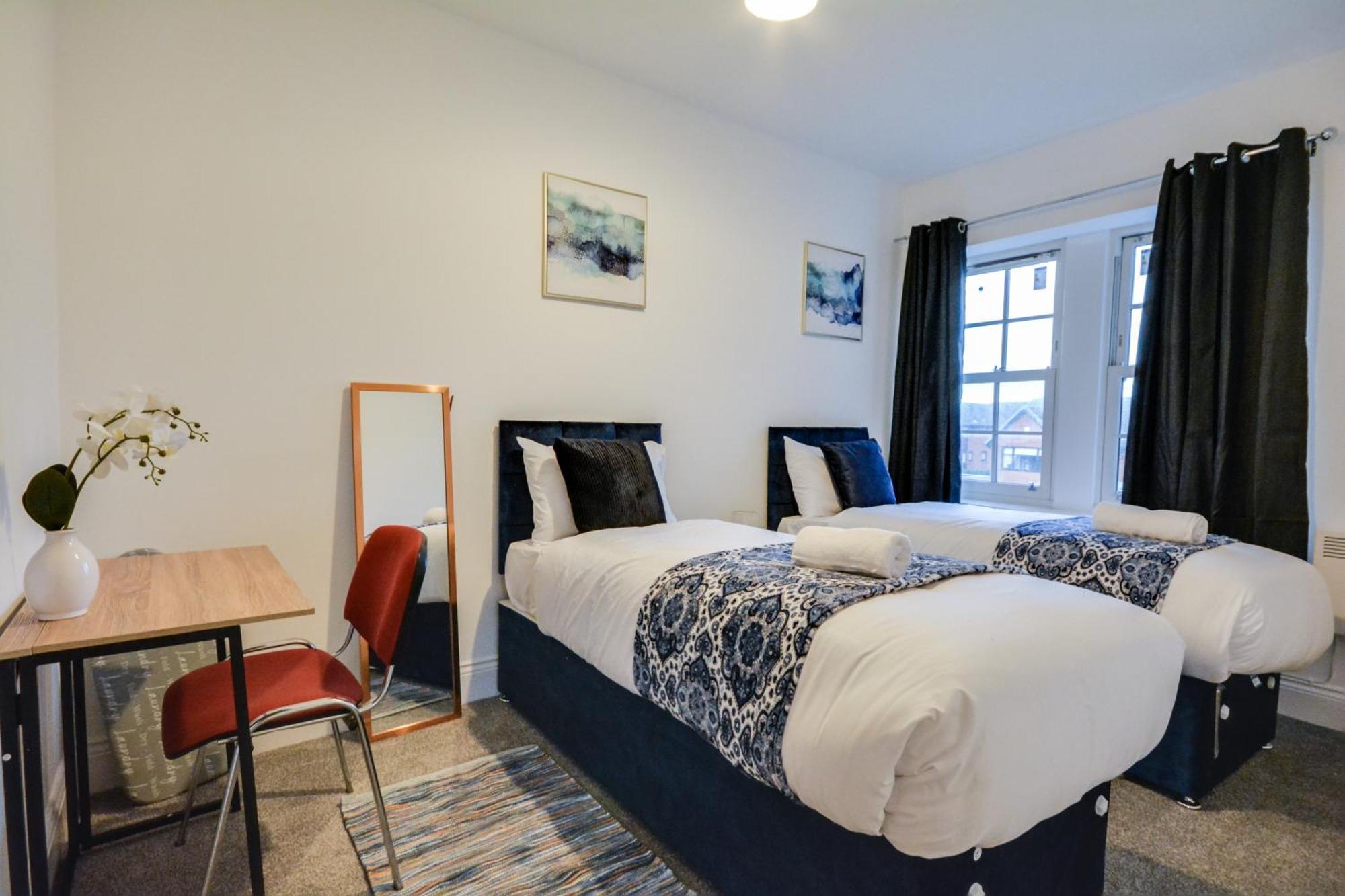 Spacious Three Bedroom Sleeps 7 Secured Free Parking * Upholland
