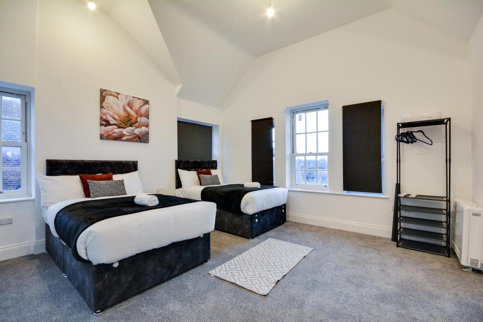 Spacious Three Bedroom Sleeps 7 Secured Free Parking * Upholland