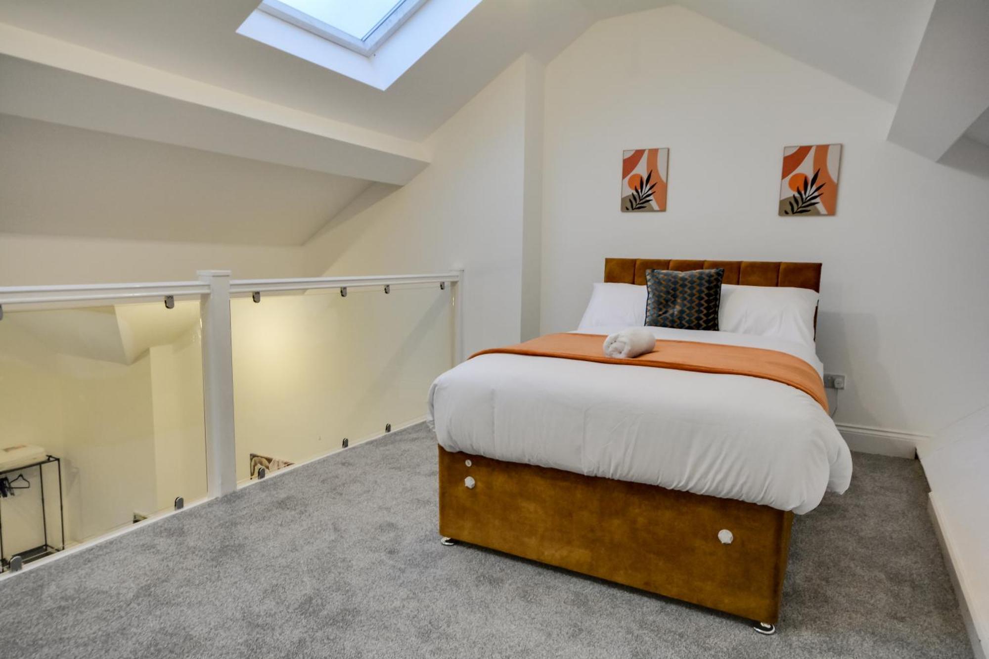 Spacious Three Bedroom Sleeps 7 Secured Free Parking *